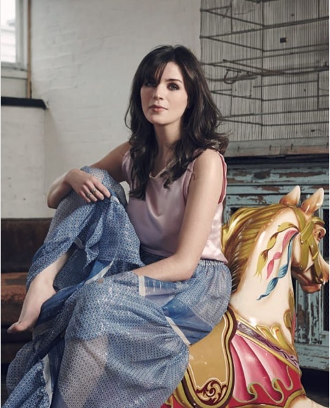 Aisling Bea Pies