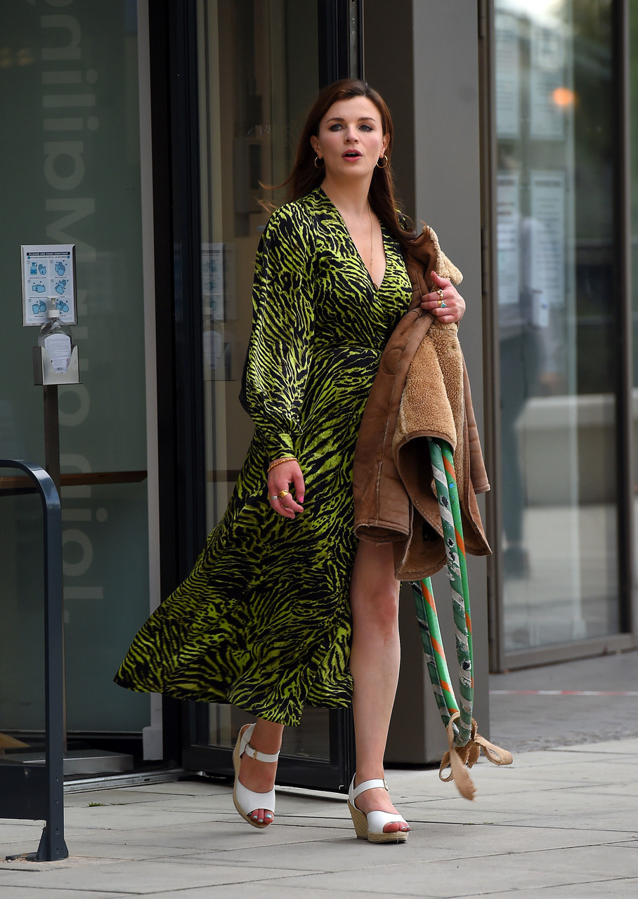 Aisling Bea Pies