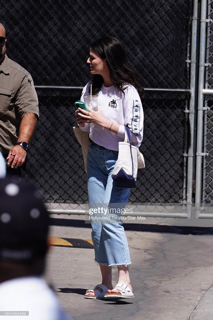 Aisling Bea Pies