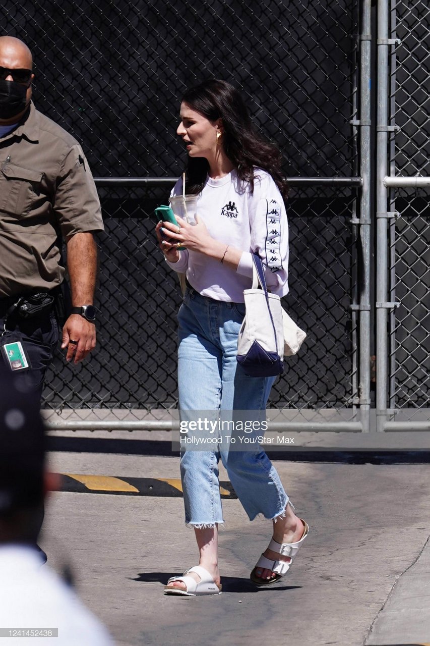 Aisling Bea Pies