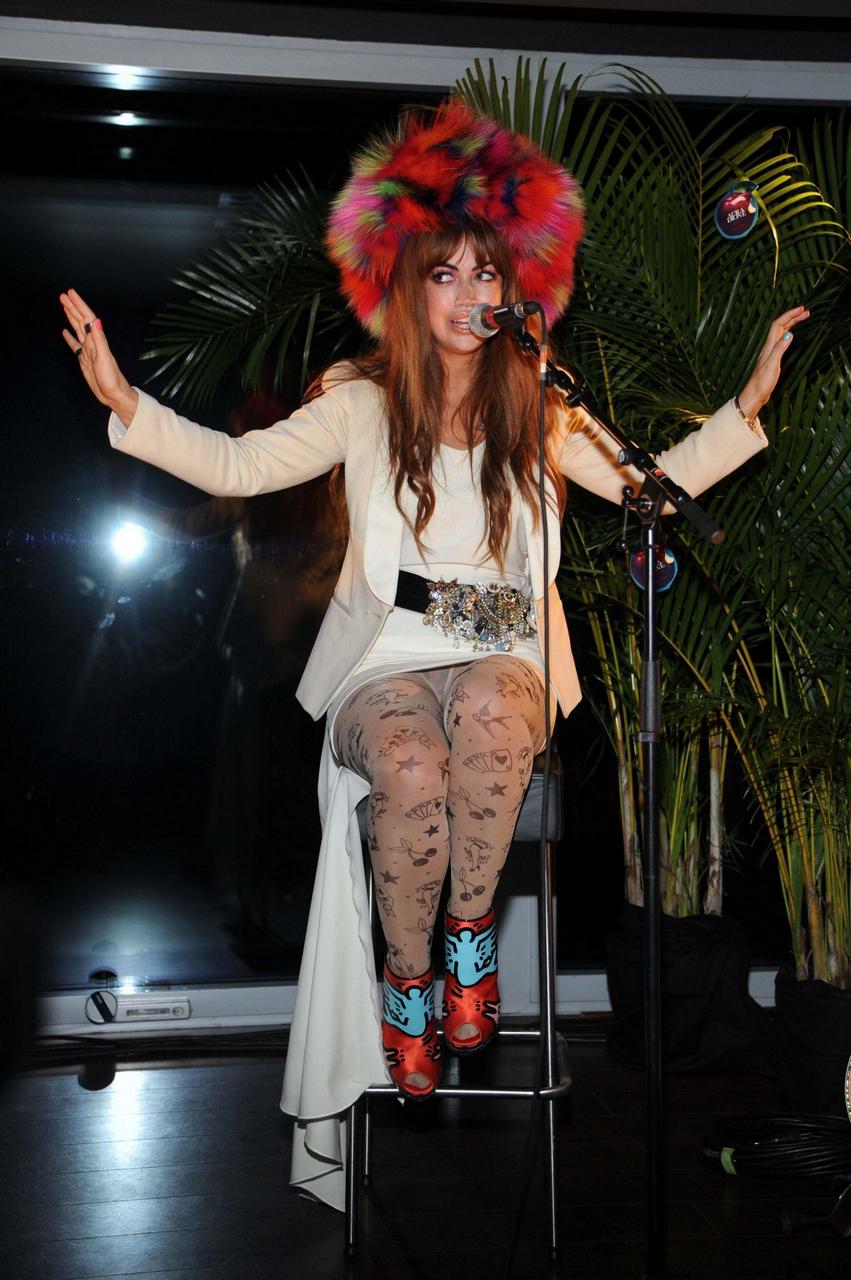 Aura Dione Pies