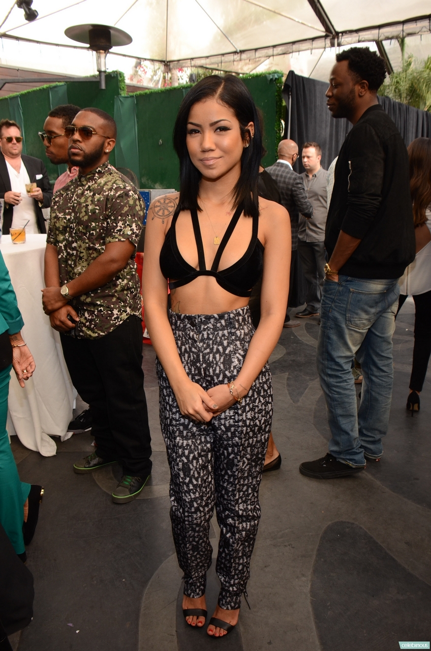 Jhene Aiko Pies