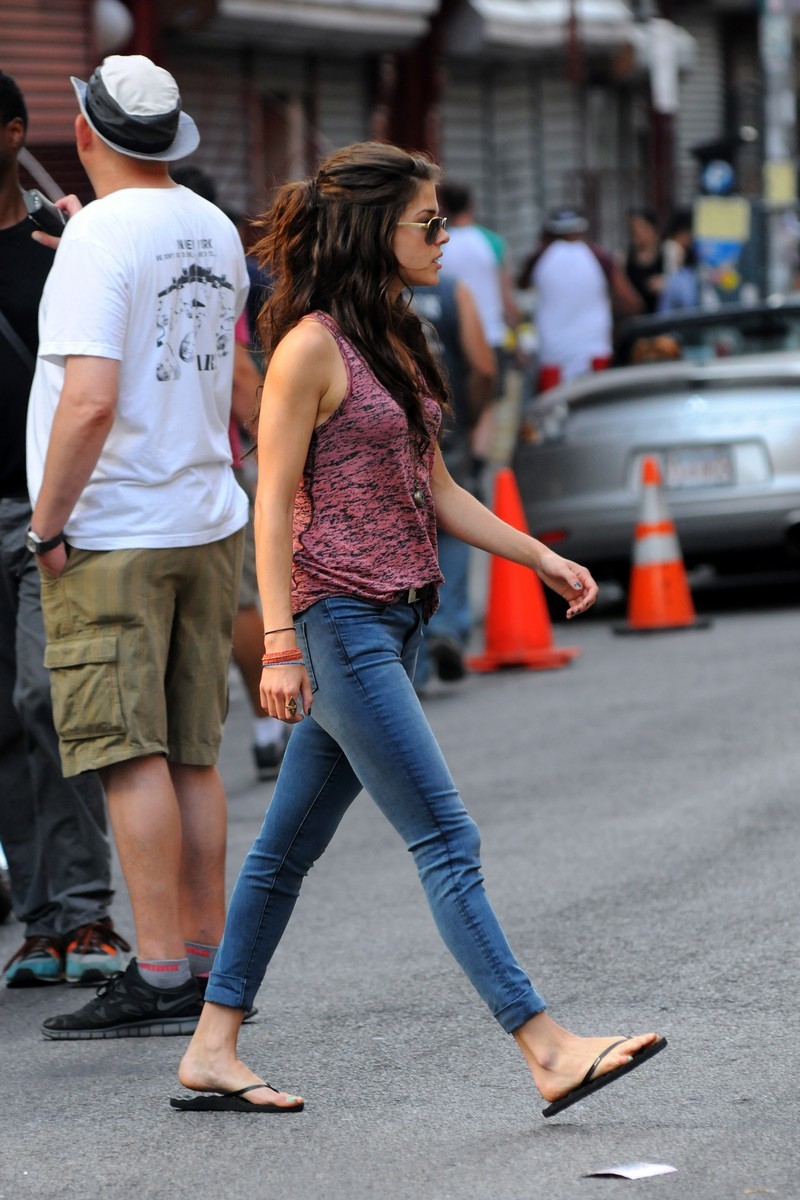 Marie Avgeropoulos Pies