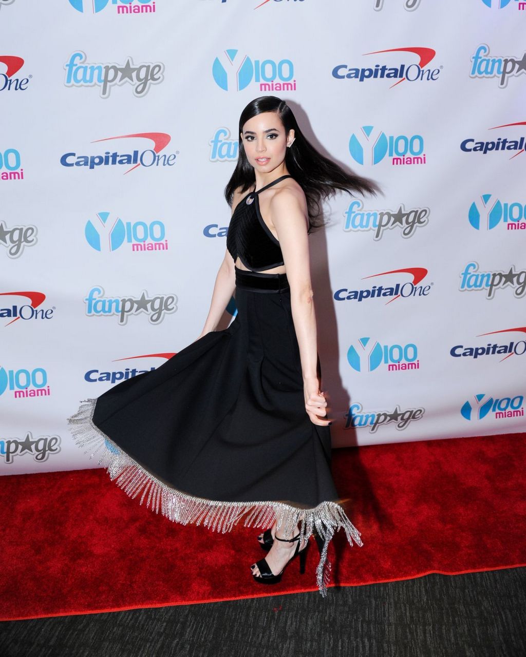 Sofia Carson Pies