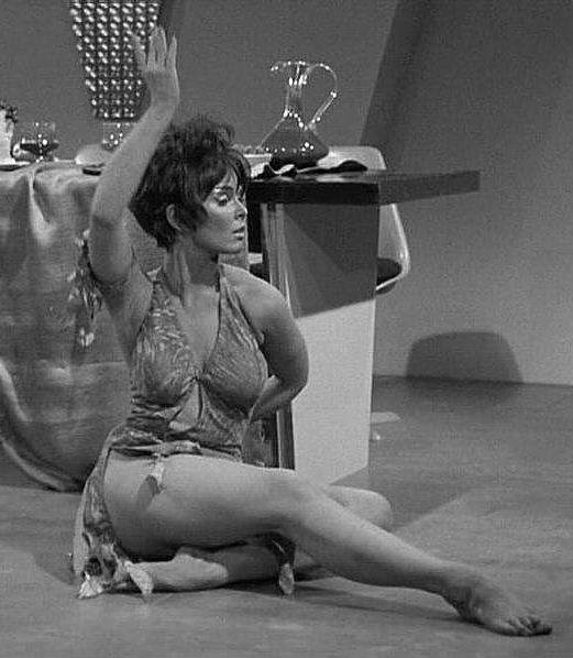 Yvonne Craig Pies