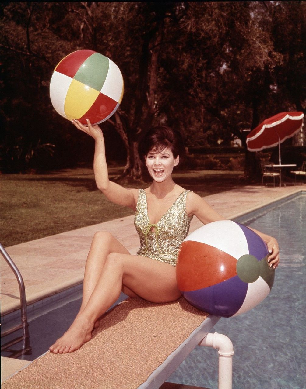 Yvonne Craig Pies