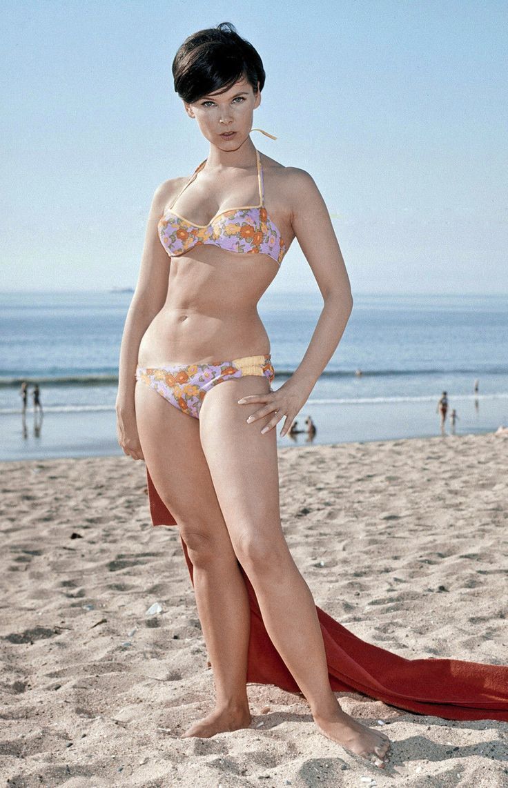 Yvonne Craig Pies