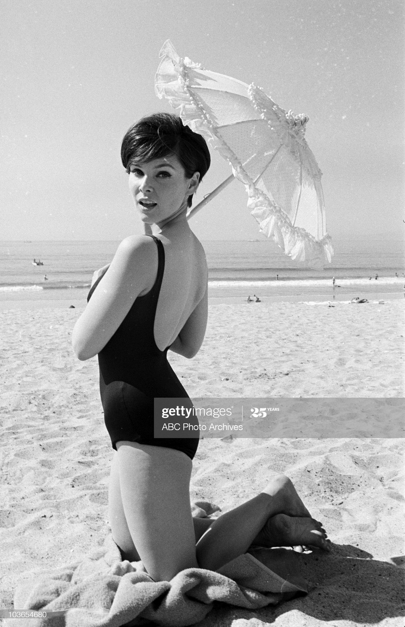 Yvonne Craig Pies