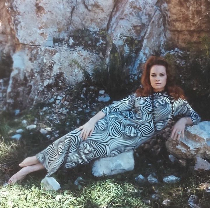 Luciana Paluzzi Pies